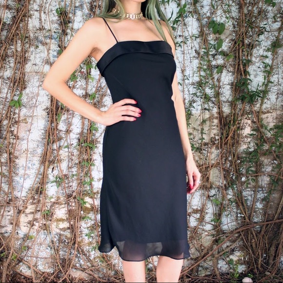 Scene-stopping, curve-hugging 90's LBD. - Picture 3 of 4
